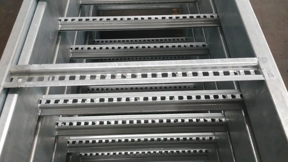 El tipo a prueba de herrumbre de la escalera pre galvanizó la bandeja de cable el 1-12m para industrial
