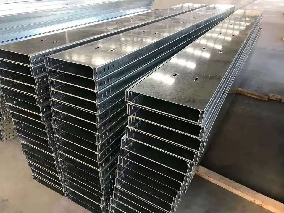 Grueso perforado galvanizado de la bandeja de cable de la inmersión caliente de la instalación de los tornillos 1.5-2.5m m