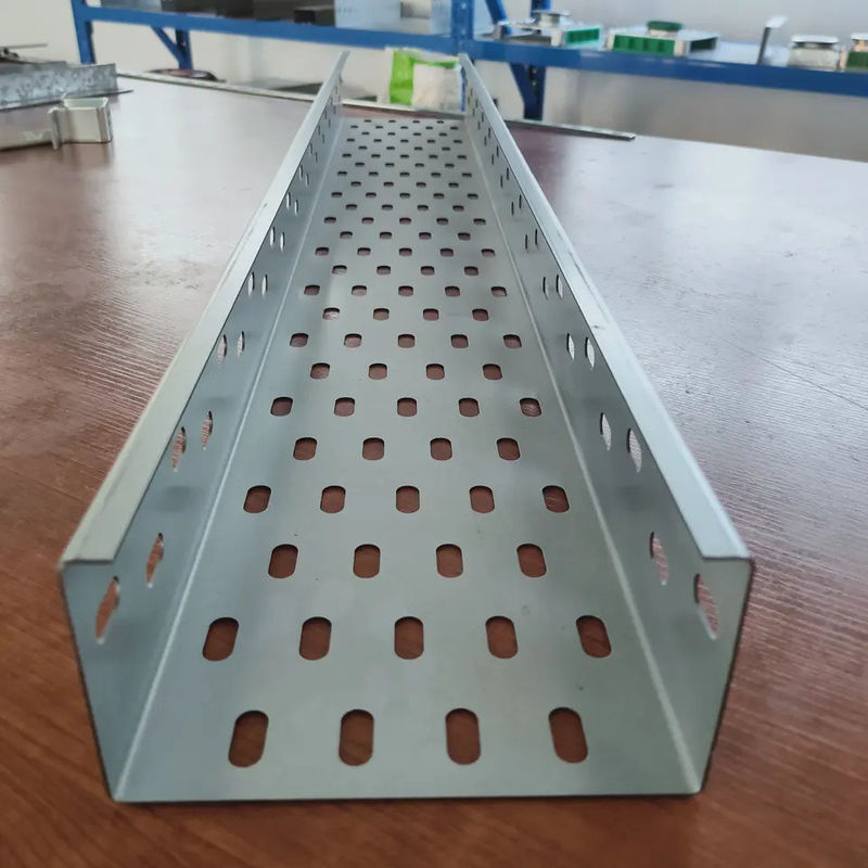 Grueso perforado galvanizado de la bandeja de cable de la inmersión caliente de la instalación de los tornillos 1.5-2.5m m