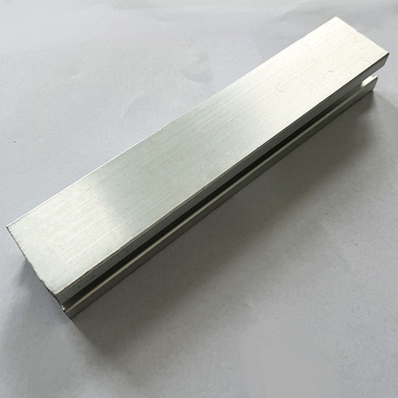 Carriles de montaje del panel solar de la aleación de aluminio 1.2m m en el tejado 1.4kn/M2 del metal