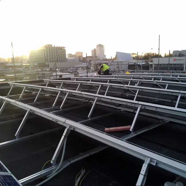 Sistema de montaje de paneles solares de acero aleado para instalaciones solares en techos planos y en tierra