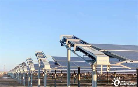 Importación de sistema de seguimiento fotovoltaico de un solo eje de fábrica china + Sistema de autolimpieza de paneles fotovoltaicos