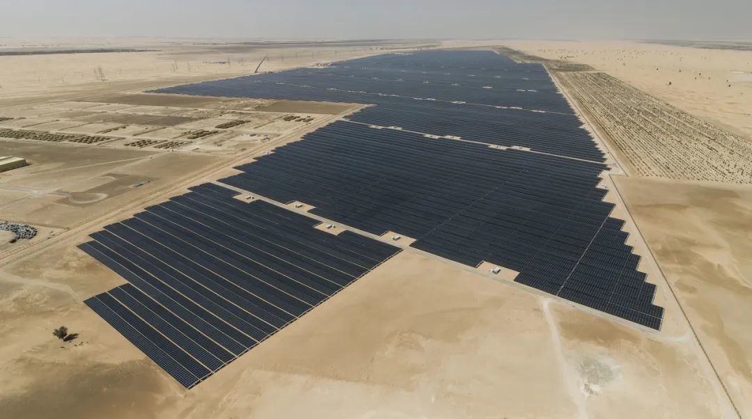 Importación de sistema de seguimiento fotovoltaico de un solo eje de fábrica china + Sistema de autolimpieza de paneles fotovoltaicos