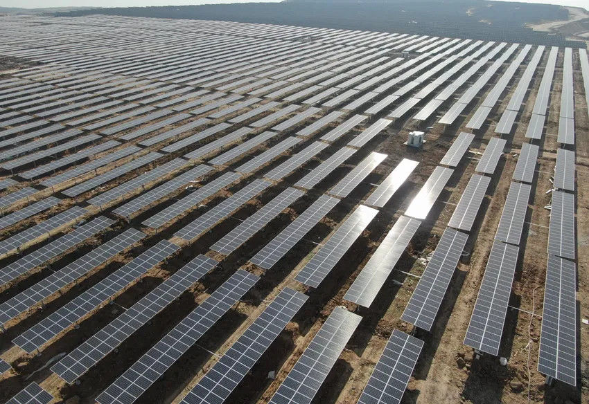 Importación de sistema de seguimiento fotovoltaico de un solo eje de fábrica china + Sistema de autolimpieza de paneles fotovoltaicos