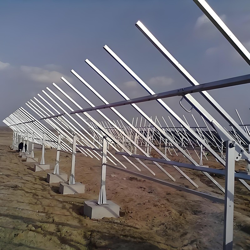 Soportes de montaje robustos para paneles solares para soluciones de montaje en tierra con conexión flexible para plantas solares a pequeña y gran escala