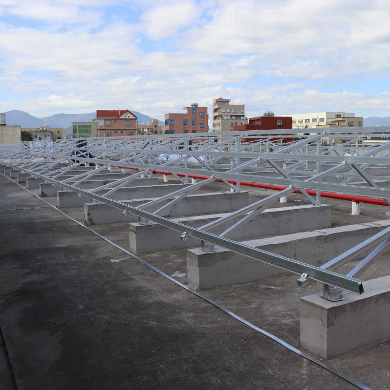 Soportes de montaje de paneles solares diseñados con bastidores preensamblados y vigas de acero de alta resistencia para soporte y fácil instalación