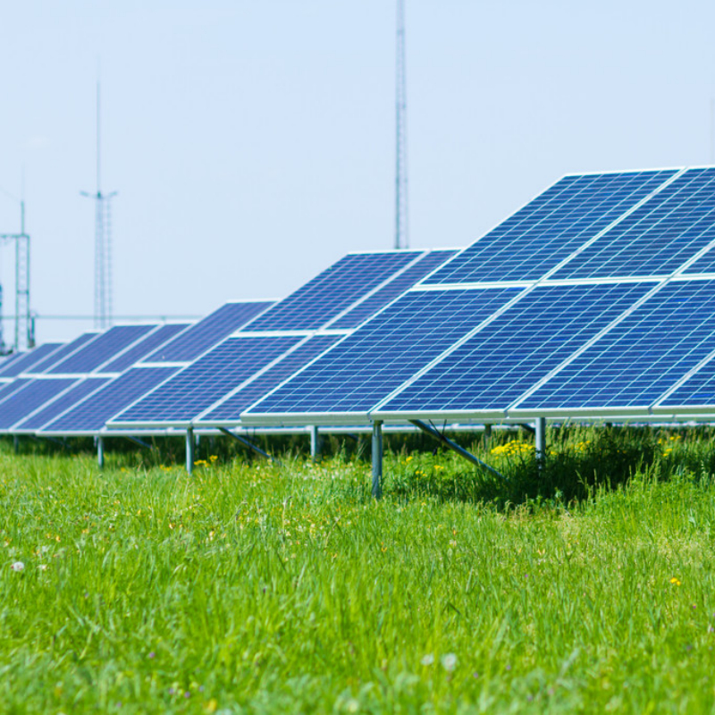 Soportes de montaje solar en tierra de alto rendimiento con soporte robusto para grandes matrices y aplicaciones a escala de utilidad