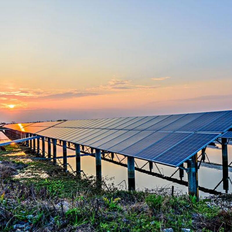 Soportes de montaje solar en tierra construidos con acero galvanizado en caliente que proporciona una fuerte resistencia a la corrosión para uso en exteriores a largo plazo.