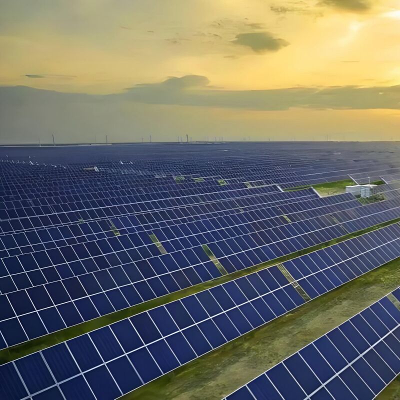 Soportes de montaje solar en tierra diseñados para instalaciones solares a escala de servicios públicos, que brindan soporte duradero y soluciones de instalación.