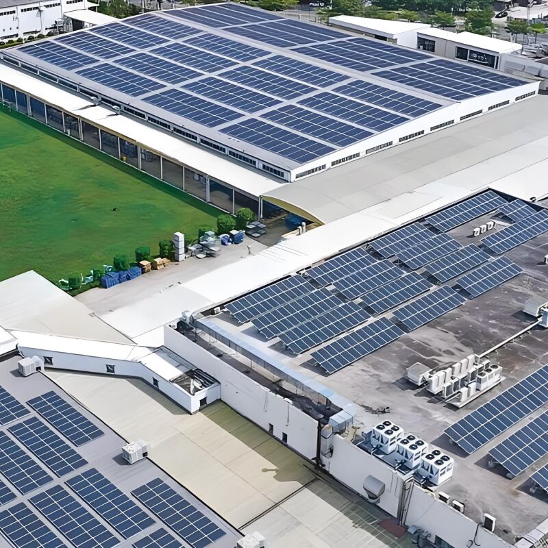 Soportes de montaje en techo para paneles solares que proporcionan un sistema de soporte para paneles solares con mínima penetración en el techo y un proceso de instalación rápido