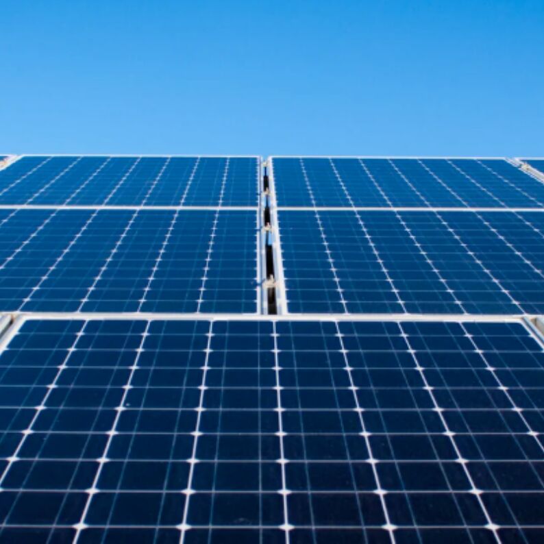 Soportes de montaje de techo de paneles solares versátiles adecuados para techos de metal y azulejos inclinados planos de baja pendiente que aseguran una fijación segura