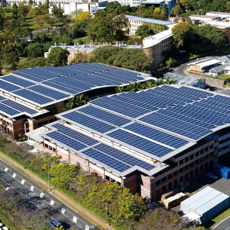 Soportes de montaje para paneles solares diseñados para tejados metálicos, que proporcionan un soporte duradero y una instalación sencilla, ahorrando tiempo y costes.