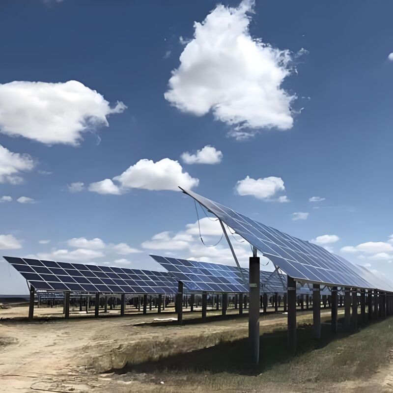 Soportes de montaje solar en tierra construidos con materiales de acero aleado y aleación de aluminio, lo que garantiza estabilidad y longevidad.