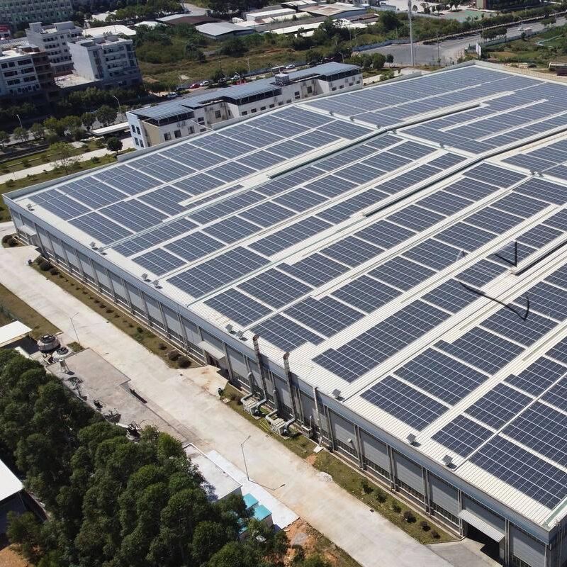 Soportes de montaje para paneles solares compatibles con diferentes tipos de módulos solares, que garantizan la instalación en techos metálicos.