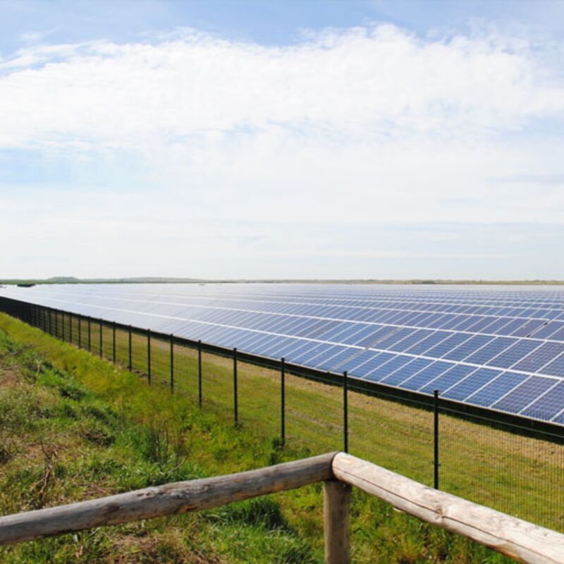 Soportes de montaje solar en tierra de uso pesado con rieles de soporte de aluminio extrudidos y pies de montaje ajustables para una alineación precisa