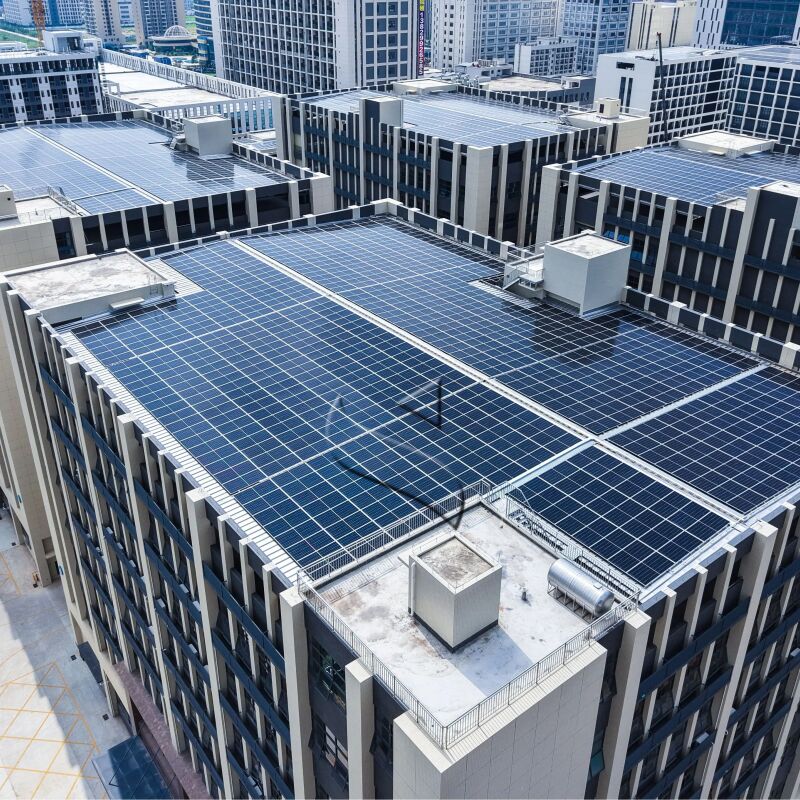 Soportes de montaje en techo para paneles solares compatibles con diferentes módulos solares que ofrecen soluciones de montaje flexibles y en techo.