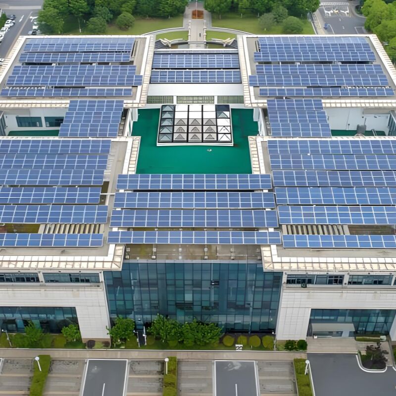 Soportes de montaje en techo para paneles solares que proporcionan un sistema de soporte para paneles solares con mínima penetración en el techo y un proceso de instalación rápido